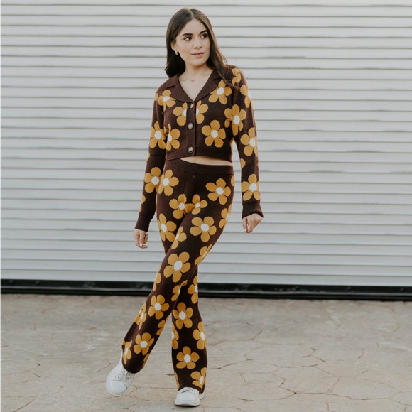 *24 FRIDAY SALE* Living The Life Brown Daisy Print Knit Crop Set - Picture 1 of 9